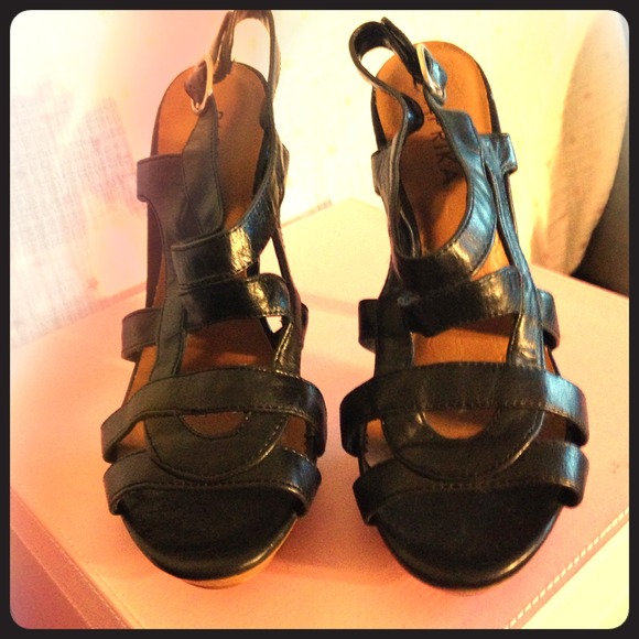 Black strap light wood heel.