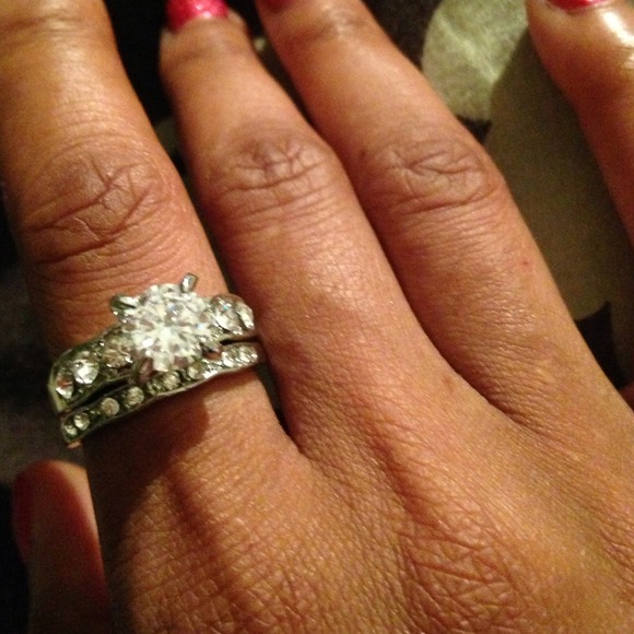 ✋SOLD!! Wedding band & engagement ring