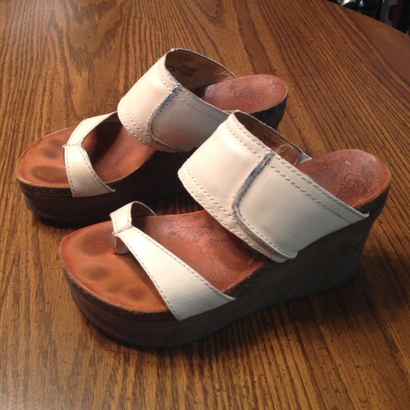 OTBT Shoes - OTBT Tan Heels!