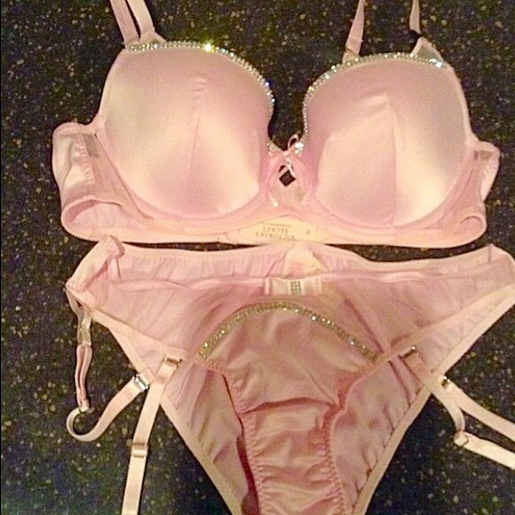 Beautiful VS baby pink crystals bra & panty set 💓