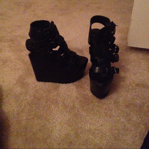 Shoes - Picture 2 of 4