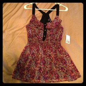 Adorable floral summer top NWT
