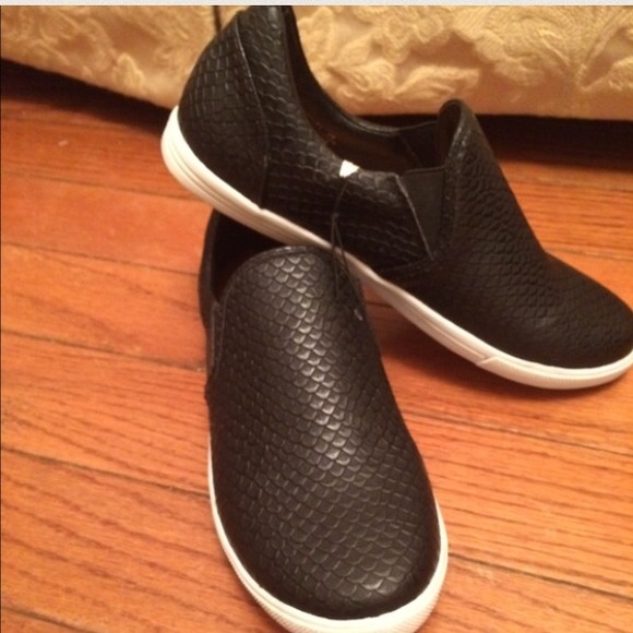 Snack skin slip ons