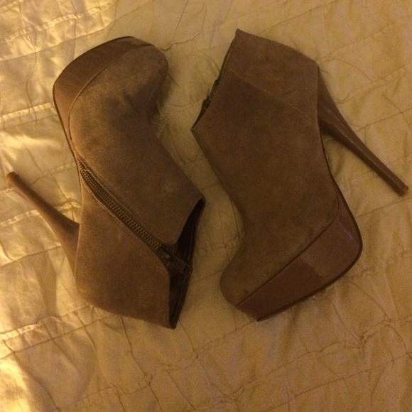🌸 Booties 🌸 - Picture 1 of 4