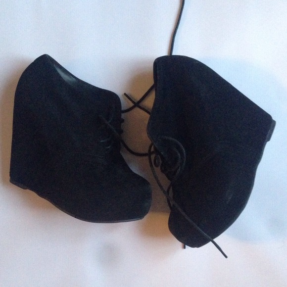 Black suede platform boots / booties