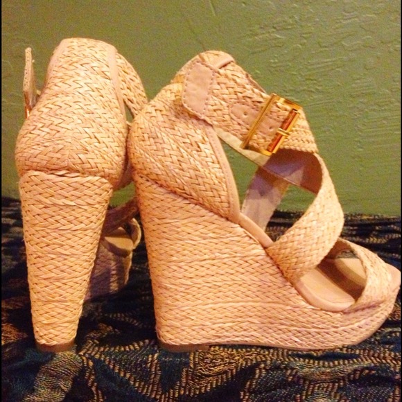 Steve Madden straw wedges