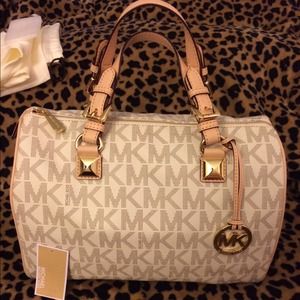 SOLD💜💜Large vanilla Grayson MK bag💜