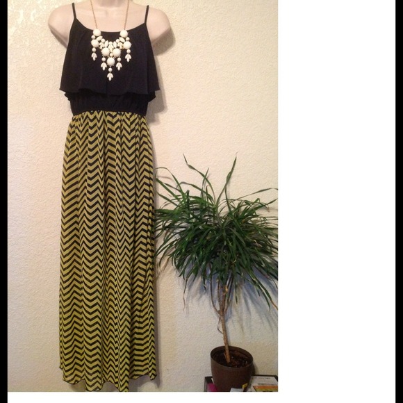 Dresses & Skirts - GORGEOUS CHEVRON DRESS W/RUFFLE TOP!💗