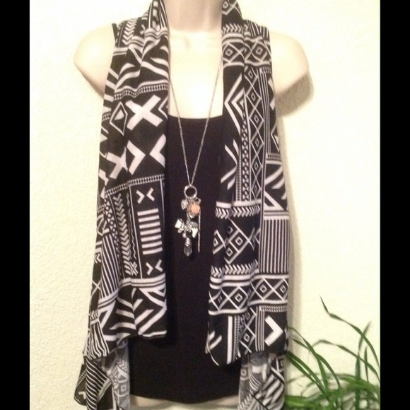 Tops - BEAUTIFUL LIGHTWEIGHT SHRUG!❤️