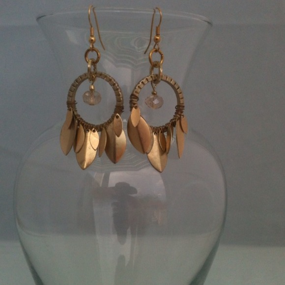 Gold tone feathered earrings - Picture 2 of 2