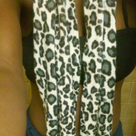 Cheetah Scarf - Picture 2 of 2