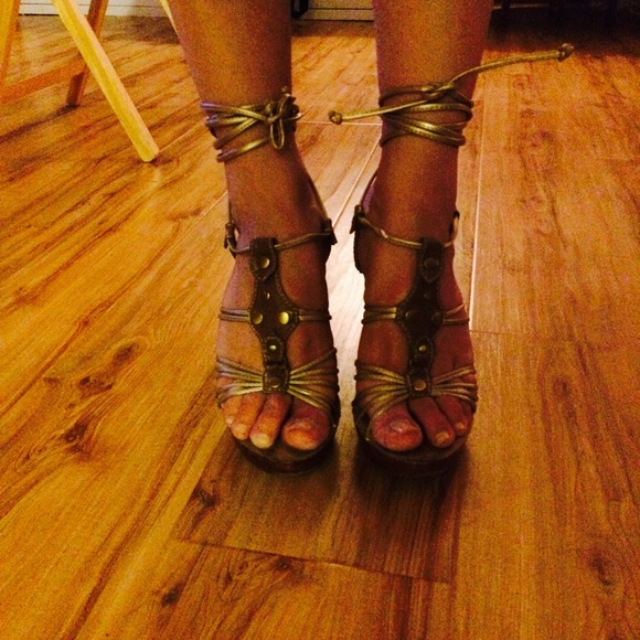 Size 7 gold tie up 3 1/2" mini wedge