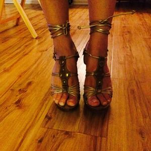 Size 7 gold tie up 3 1/2" mini wedge