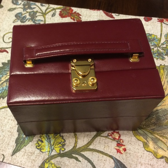 Accessories - Vintage jewelry box in wine color