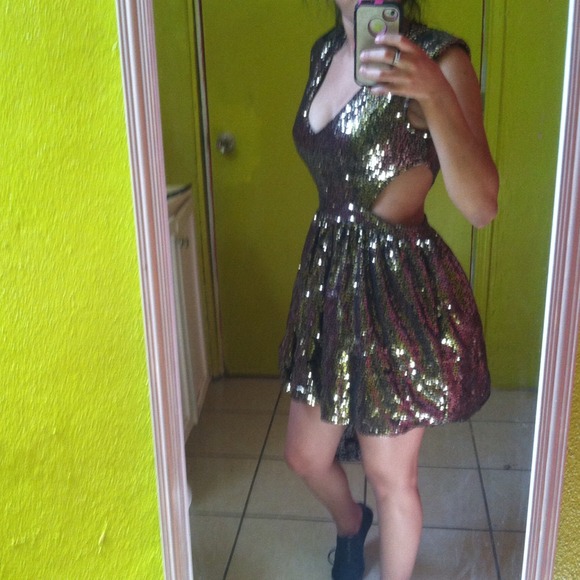 Dress - Picture 3 of 4