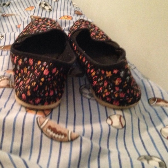 Shoes - Picture 2 of 3