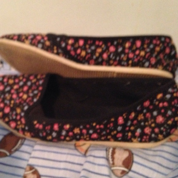 Shoes - Picture 3 of 3