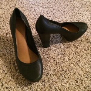 Black leather Gianni Bini heels