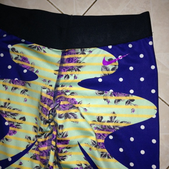 SOLD Nike Tights right of the moment floral bazaar - Picture 2 of 4