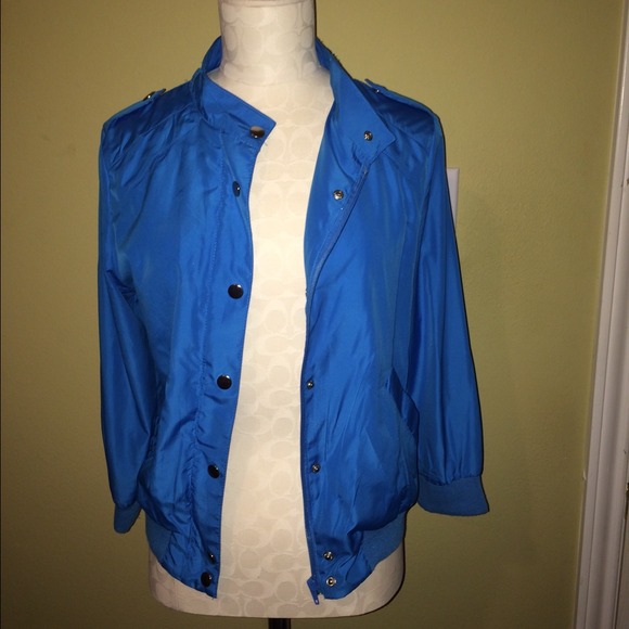 Jacket with buttons and zipper