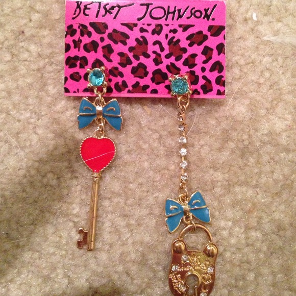 ✳️SOLD✳️‼️BUNDLED‼️NWT BETSEY Johnson earrings