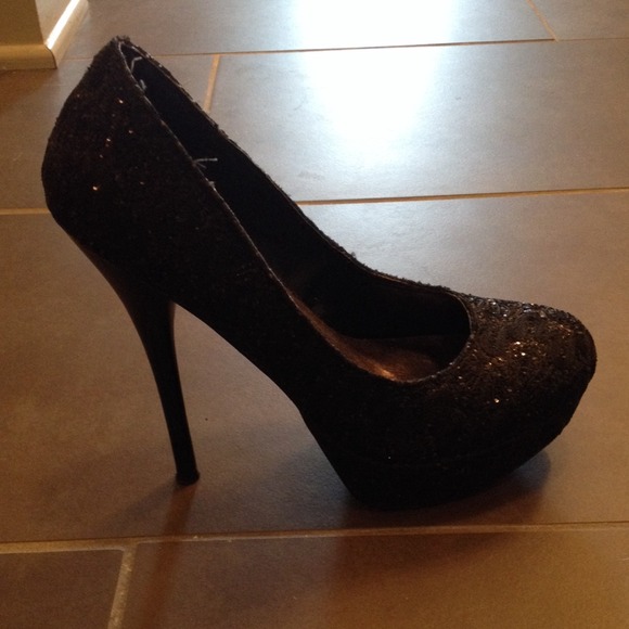Black Glitter and Lace Pumps - Picture 2 of 3