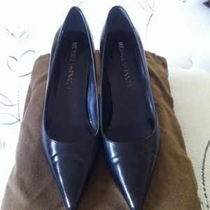 Black pointy-toed pumps!