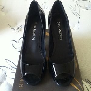 Black peep toe pumps!