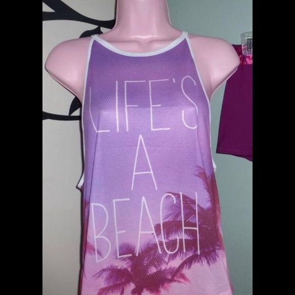 Looking for this top size small good condition :)