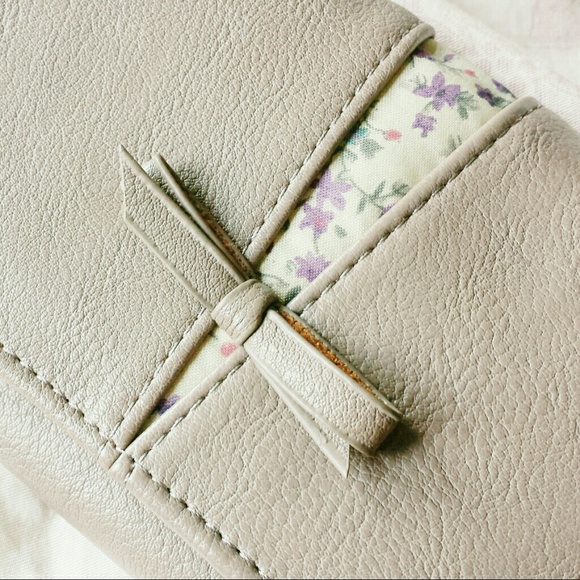 YSTRDY Clutches & Wallets - 🌟HP🌟Floral Taupe Continental Checkbook Wallet