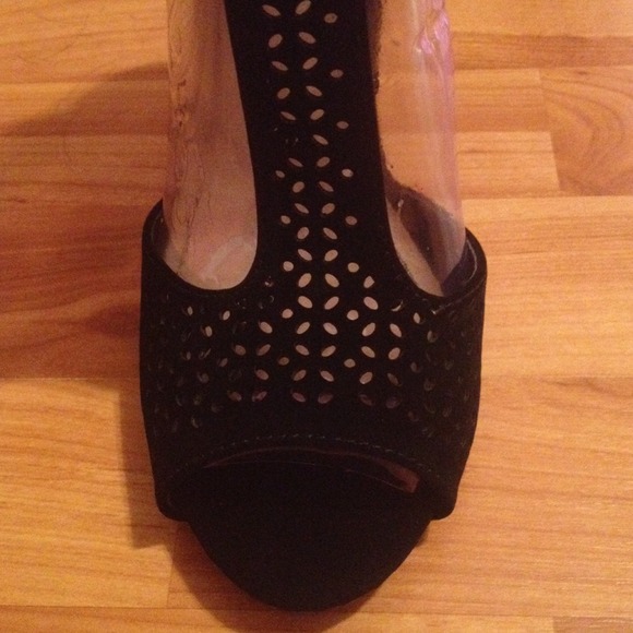 Black heels - Picture 3 of 3