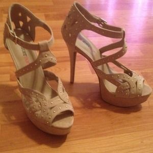 Beige heels with gold beads