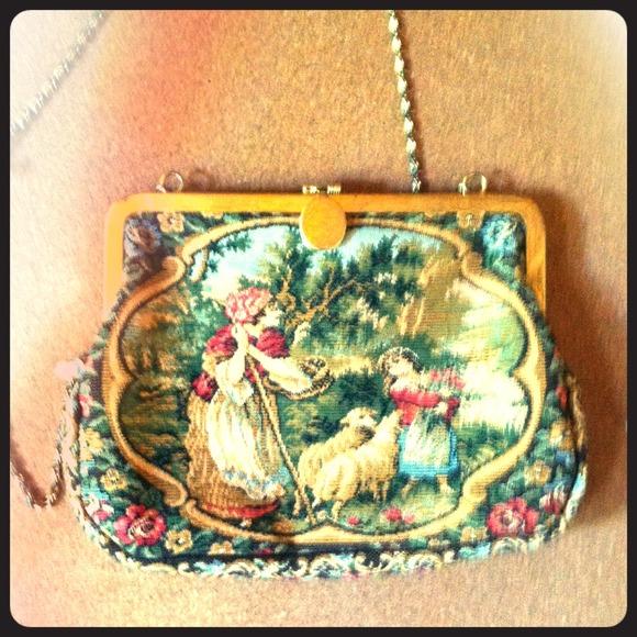 Clutch/shoulder purse