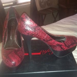 Sofia vergara  snakeskin heels