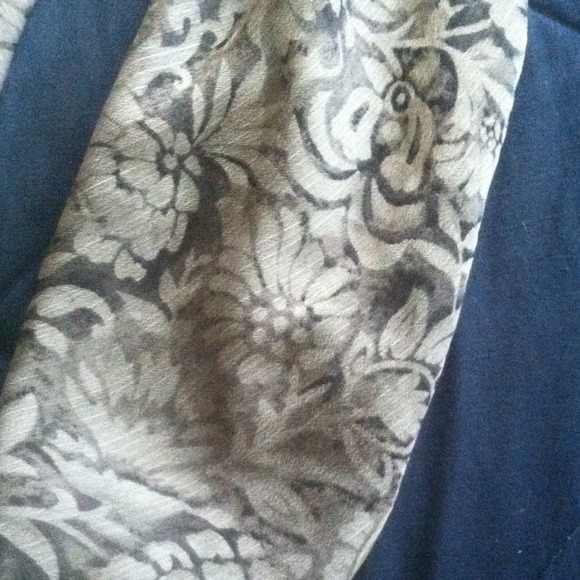 Grey scarf - Picture 2 of 3