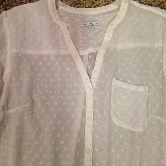 GAP Sheer Textured Buttonup - Picture 2 of 4