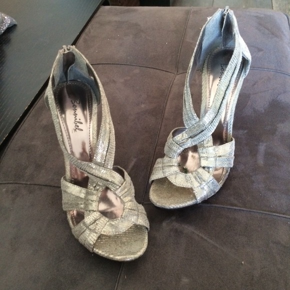 SILVER SPARKLE HEELS - Picture 3 of 4