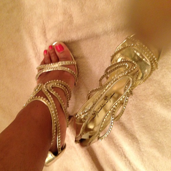 DAVID'S BRIDAL - Picture 3 of 4