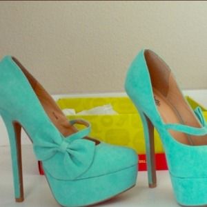 Blue bow pumps