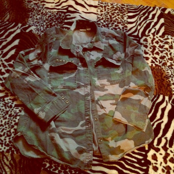 Camo button down 💥