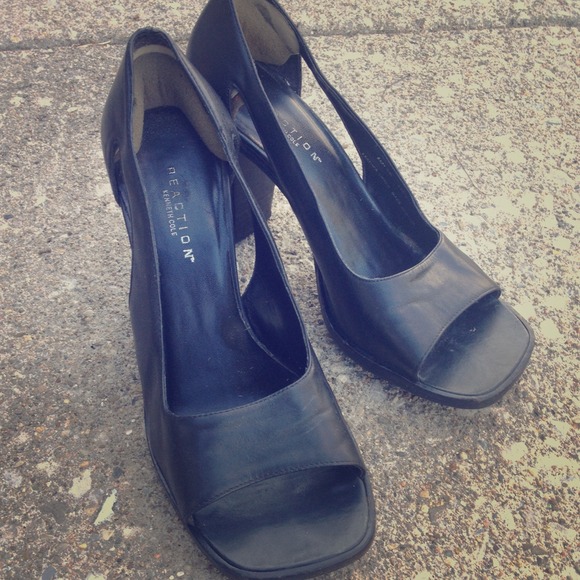 Peep toe Black pumps Kenneth Cole Reaction