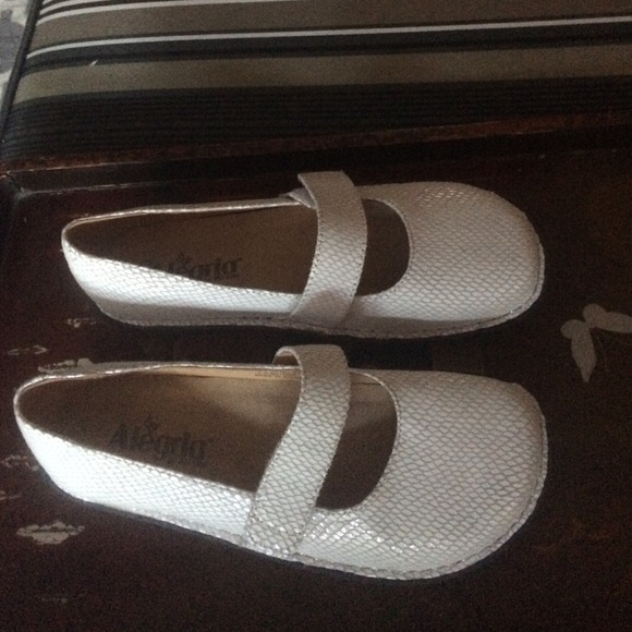 Brand New Alegria White Snake Skin Shoes Size 37