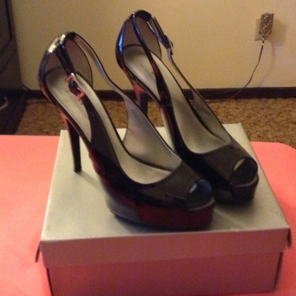 Size 71/2 black heels - Picture 2 of 3