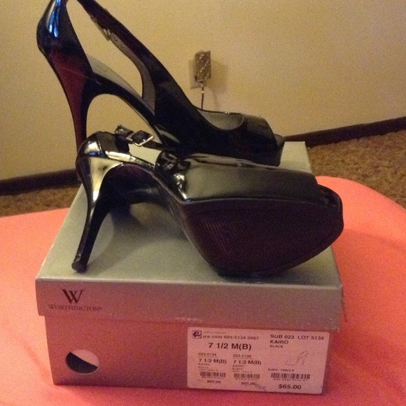 Size 71/2 black heels - Picture 3 of 3