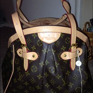 Tivoli gm shoulder bag with adjustable straps