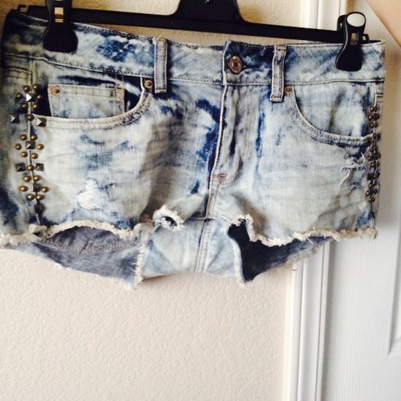 Destroyed acid washed shorts