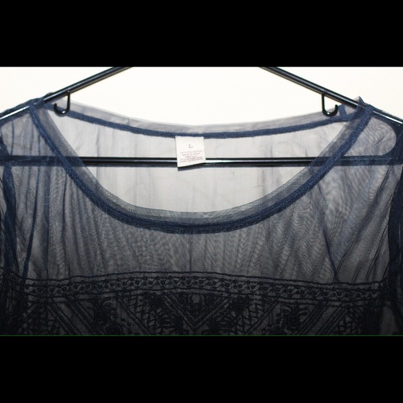 Sheer Blue Top with Triangle Pattern - Picture 3 of 4