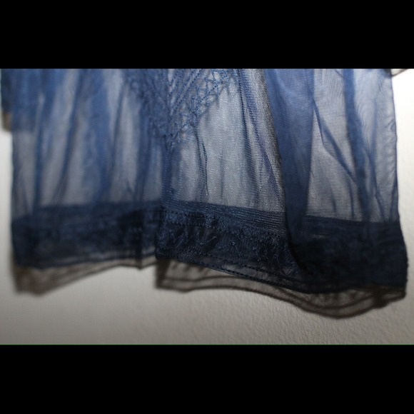 Sheer Blue Top with Triangle Pattern - Picture 4 of 4