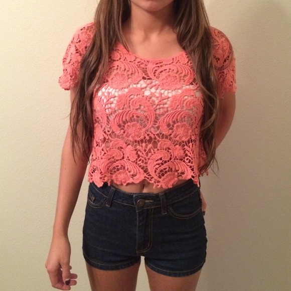 🚫SOLD🚫Coral lace crop top