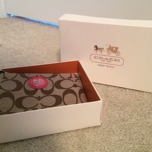 🎀BROWN AND HOT PINK COACH WALLET AND WRISTLET🎀